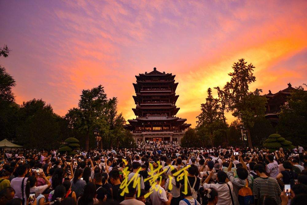 一年四季 泉在济南|绚丽晚霞与超然楼同框 千名游客共赏初秋美景