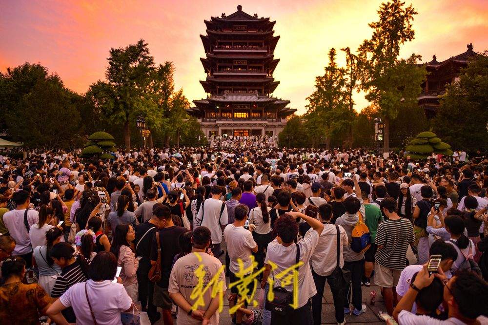 一年四季 泉在济南|绚丽晚霞与超然楼同框 千名游客共赏初秋美景