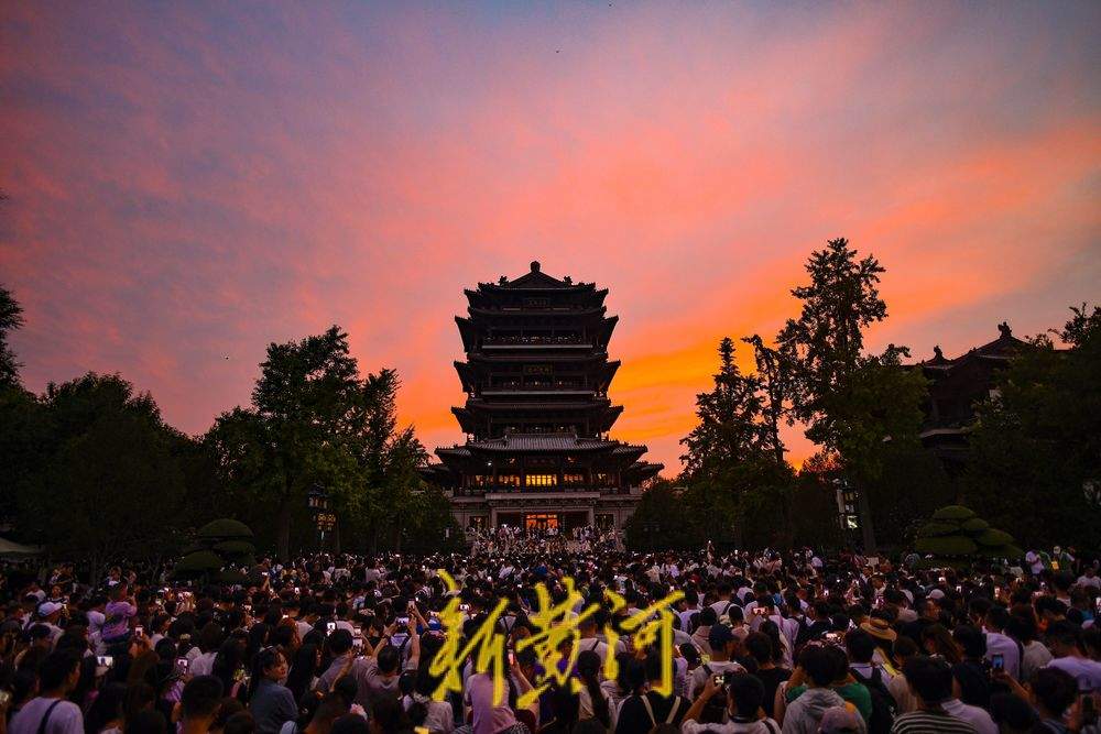 一年四季 泉在济南|绚丽晚霞与超然楼同框 千名游客共赏初秋美景